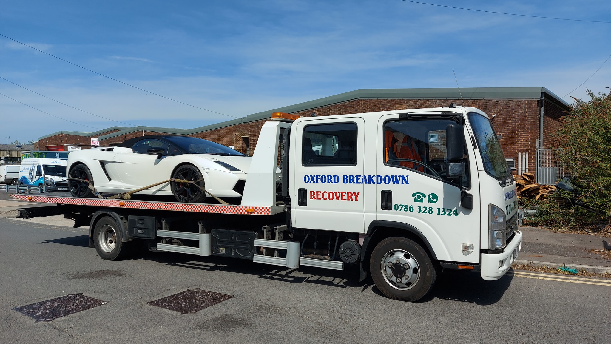 Oxford Breakdown Recovery Flatbed Truck Towing Supercar
